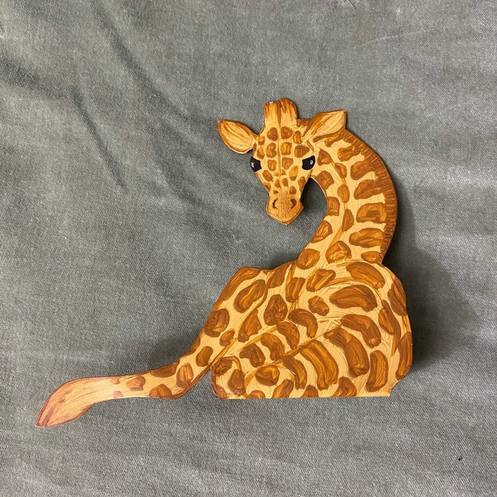 Vintage Handcrafted Metal Giraffe Shelf Sitter Foot Drapes Over Edge Decor #13
